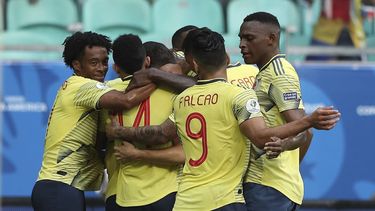 Jugadores de la selección de Colombia festejan el gol de Gustavo Cuéllar frente a Paraguay durante un partido por el Grupo B de la Copa América en la Arena Fonte Nova de Salvador, Brasil, el domingo 23 de junio de 2019.