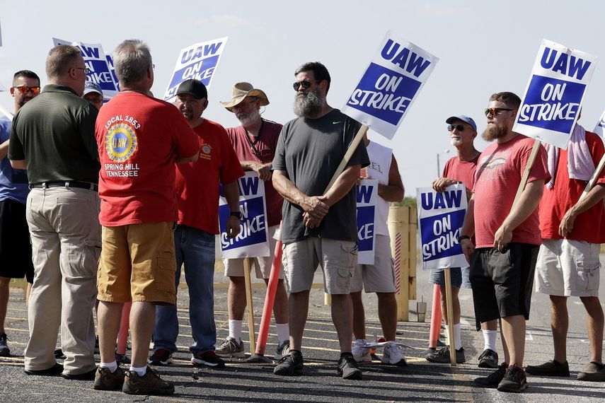 Trabajadores en huelga de la planta de General Motors en Spring Hill, Tennessee, hablan con funcionarios del sindicato United Auto Workers, izquierda, el lunes 16 de septiembre de 2019.