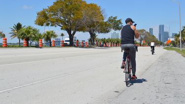 Vista parcial del&nbsp;Rickenbacker Causeway, que conduce a Virginia Key y Key Biscayne.