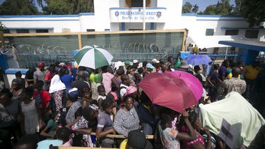 Unas personas forman una fila el viernes 8 de noviembre de 2019, afuera de la base Killick de la Guardia Costera de Hait&iacute; para ser atendidos por m&eacute;dicos militares de Estados Unidos, que arribaron en un buque de la Armada estadounidense a Puerto Pr&iacute;ncipe.&nbsp;