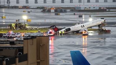 Un CRJ-900 de Air Canada Express se encuentra en la pista después de chocar con un camión de bomberos de la Autoridad Portuaria (L) en el Aeropuerto LaGuardia en Nueva York, el 23 de marzo de 2026.