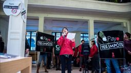 Durante la protesta, los activistas repartieron panfletos y colgaron pancartas.