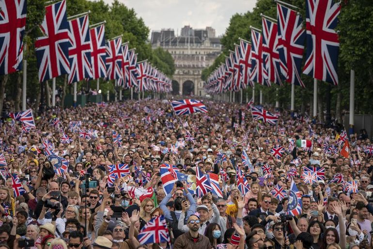 Una multitud en el paseo The Mall espera a que la familia real salga al balcón del Palacio de Buckingham tras el desfile military Trooping the Color el 2 de junio de 2022, en el primero de cuatro días para celebrar el Jubileo de Platino por 70 años en el trono de la reina Isabel II.