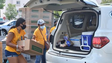 En Miami-Dade, los alimentos, debidamente protegidos, son depositados en el maletero del vehículo.