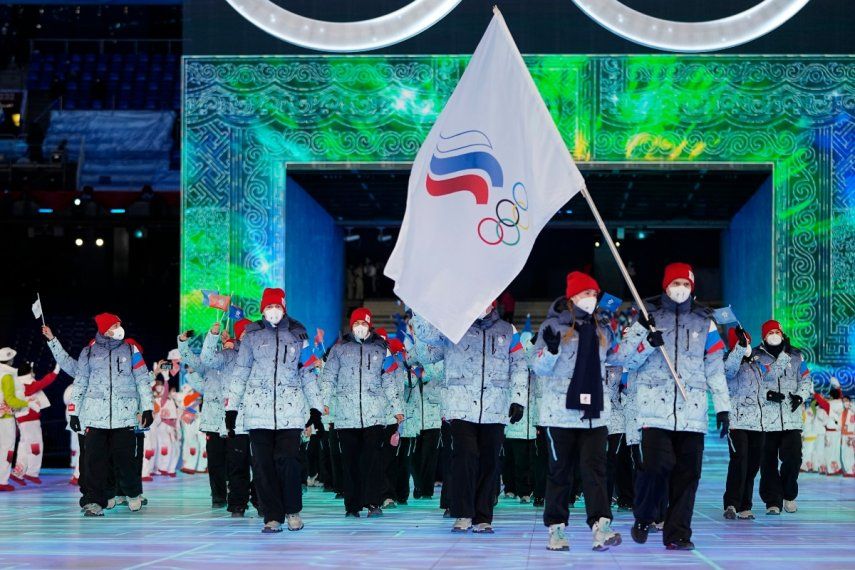 En foto del 4 de febrero del 2022, Olga Fatkulina y Vadim Shipachyov de Rusia cargan la bandera del Comité Olímpico de su país durante la ceremonia de apertura de los Juegos Olímpicos de Invierno de Beijing.
