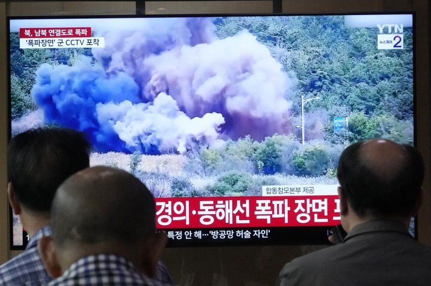 Una pantalla muestra reportes de que Corea del Norte voló por los aires tramos de carreteras intercoreanas durante un noticiero, en la estación de tren de Seúl, en Corea del Sur, el martes 15 de octubre de 2024.&nbsp;