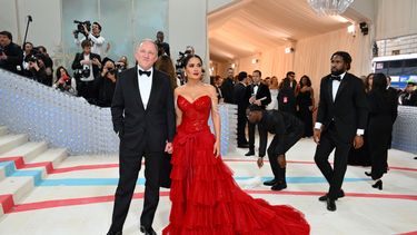 La actriz mexicana Salma Hayek y su esposo, Francois-Henri Pinault, llegan para la Met Gala 2023 en el Museo Metropolitano de Arte el 1 de mayo de 2023 en Nueva York. La intérprete fue parte de los latinos que estuvieron presentes en el evento de moda.