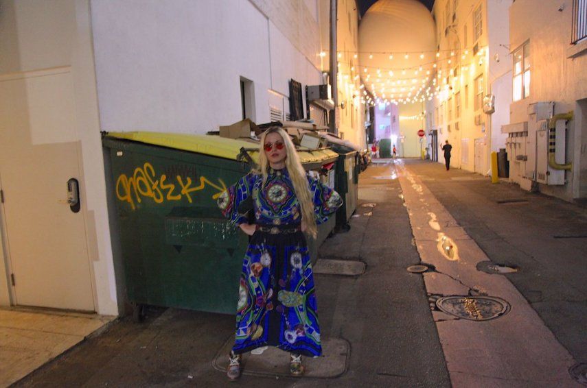 La autora Grethel Delgado en el callejón del Orbe, una obra de arte que une las dos edificaciones del Betsy Hotel, en South Beach.&nbsp;