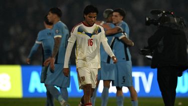 El centrocampista venezolano Telasco Segovia abandona el campo al término del partido de las eliminatorias sudamericanas para la Copa Mundial de la FIFA 2026 entre Uruguay y Venezuela en el estadio Centenario de Montevideo, el 10 de junio de 2025.&nbsp;