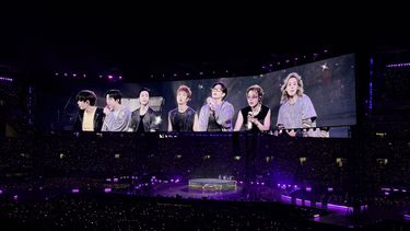 Integrantes de la banda surcoreana BTS se presentan en el primero de los dos conciertos que ofrece en la región capitalina de Estados Unidos tras retomar el tramo norteamericano de su gira Arirang World Tour, en Baltimore (EE.UU.), en agosto de 2026.