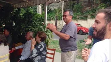 Aníbal Quevedo, en el centro, dando palmas, con camiseta gris, durante una celebración del equipo de Treew en Nana Café.&nbsp;