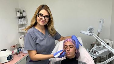 Visnú Ferreira, fundadora y CEO de Vizage Aesthetic Center, realiza un tratamiento para mejorar el aspecto de las ojeras.&nbsp; 