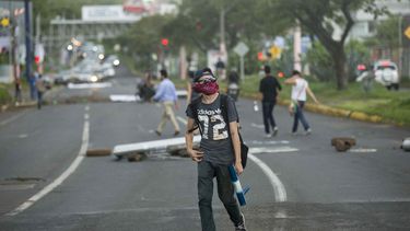 Un joven sostiene una lanza morteros durante una protesta en la ciudad de Masaya.