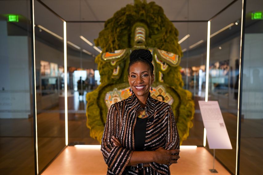 La doctora Tonya Matthews, presidenta y directora ejecutiva del Museo Internacional Afroestadounidense, posa para una foto dentro del museo el viernes 23 de junio de 2023, en Charleston, Carolina del Sur.