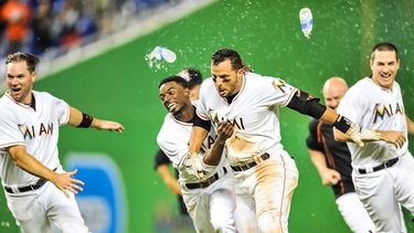 Los Marlins celebraron la victoria en un juego de once entradas. (Reuters)