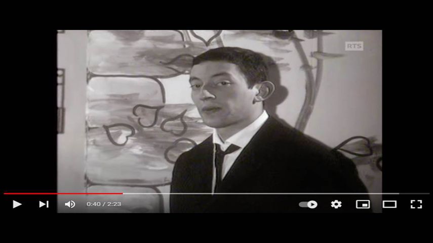 El cantante francés Serge Gainsbourg en el video de la canción Leau à la bouche.