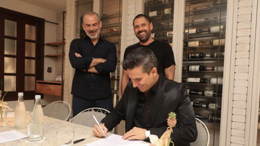 El cantante colombiano Pipe Bueno firma acuerdo exclusivo de gestión con Business Manager JB.