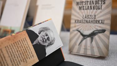Los libros del escritor húngaro Laszlo Krasznahorkai, ganador del Premio Nobel de Literatura 2025, se exhiben en la Academia Sueca en Estocolmo, Suecia, el 9 de octubre de 2025.&nbsp;