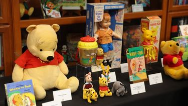 Productos modernos e históricos de Winnie the Pooh y mercancía con licencia se exhiben durante un recorrido por el Archivo de Walt Disney Studios, antes del centenario de Winnie the Pooh, en The Walt Disney Studios en Burbank, California, el 25 de febrero de 2026.