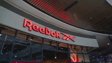 El logo de la marca Reebok visto desde una tienda en Venezuela.&nbsp;