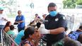 Autoridades migratorias mexicanas brindan atención a migrantes.