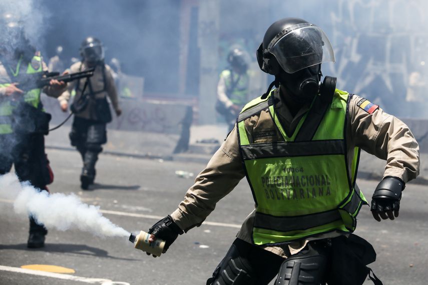 Las manifestaciones se han tornado violentas tras ser reprimidas, con perdigones y gas lacrimógeno, por parte de funcionarios de la Policía Nacional Bolivariana (PNB) y otros cuerpos de seguridad del Estado.