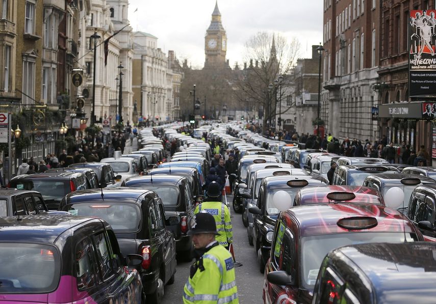 En esta imagen de archivo del 10 de febrero de 2016, taxistas londinenses bloquean una calle durante una protesta en el centro de Londres en la que denunciaban competencia desleal de servicios como Uber.
