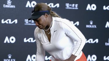 Esta foto publicada por Tennis Australia el 18 de febrero de 2021 muestra a Serena Williams de los EE. UU. Se emociona en una conferencia de prensa después de perder su partido de semifinales femeninas contra la japonesa Naomi Osaka en el día once del torneo de tenis Abierto de Australia en Melbourne.&nbsp;