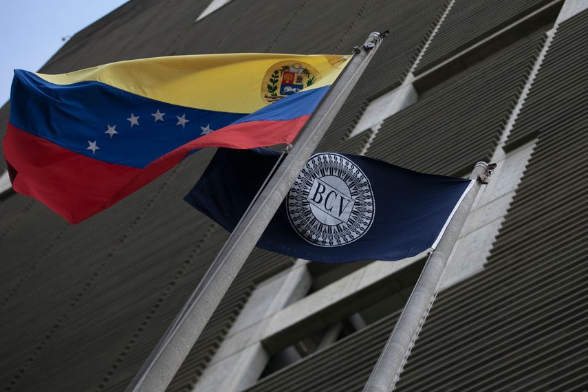 Bandera de Venezuela junto a la bandera del Banco Central del país.