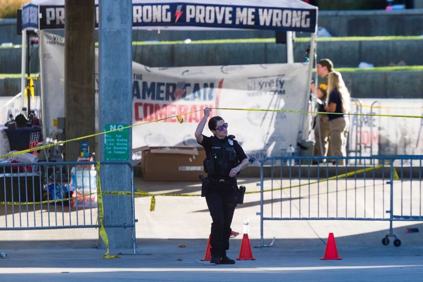 Agentes de la policía y el FBI investigan el asesinato de Charlie Kirk.