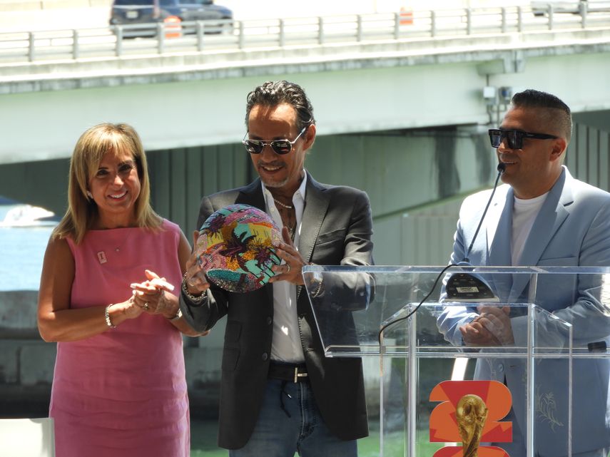 Marc Anthony recibe un balón de futbol de mano del artista colombiano Mauricio Benítez, mejor conocido como Mr Bling.&nbsp;
