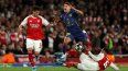 El defensa argentino del Atlético de Madrid, Nahuel Molina (número 16), es derribado por el defensa brasileño del Arsenal, Gabriel Magalhaes (número 6), durante el partido de vuelta de las semifinales de la Liga de Campeones de la UEFA entre el Arsenal y el Atlético de Madrid en el Emirates Stadium, al norte de Londres, el 5 de mayo de 2026.