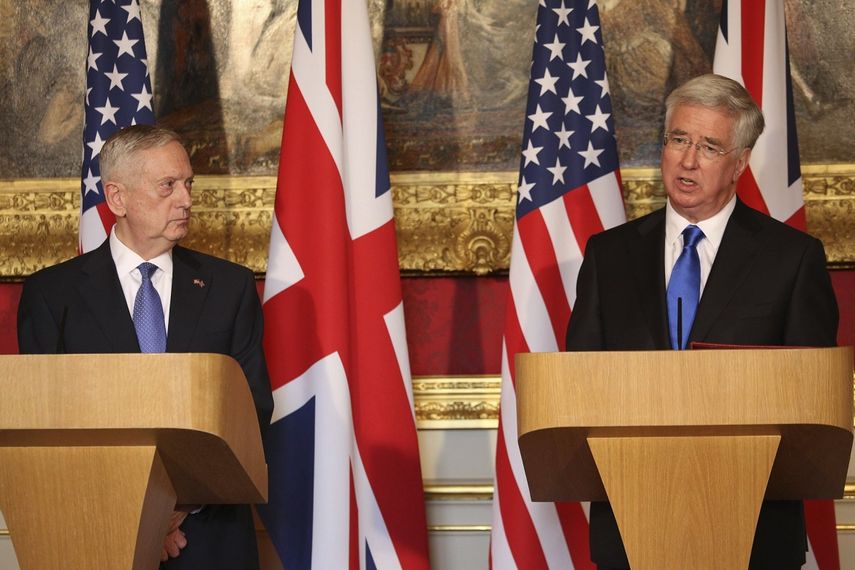 El ministro británico de Defensa, Michael Fallon (d), junto al Secretario de Defensa estadounidense, James Mattis, durante la rueda de prensa tras su reunión en la Lancaster House.