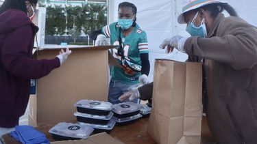 Más de 6,500 comidas entregaron los Dolphins, como parte de su Programa de Ayuda Alimentaria, el martes 22 de diciembre del 2020 en el Hard Rock Stadium.&nbsp;