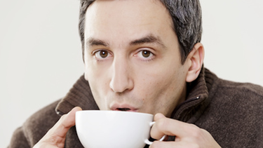 Un té caliente puede ayudar a disipar un resfrío en su etapa inicial.