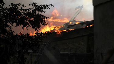 Bomberos trabajan para apagar las llamas en el Centro Arte Alameda, que se incendia en medio de manifestaciones contra el gobierno en Santiago de Chile el viernes 27 de diciembre de 2019