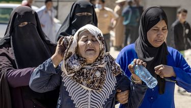 Una mujer es ayudada mientras reacciona a la muerte de familiares en un terremoto en el pueblo montañoso de Tafeghaghte, al suroeste de Marrakech, el 10 de septiembre de 2023.&nbsp;