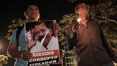 Dos hombres participa en una protesta antigubernamental en Nicaragua.