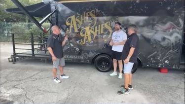 Ashes & Ashes Mobile Cigar Lounge, un negocio móvil que lleva el tabaco premium directamente a eventos en el sur de Florida.