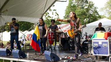 Locos por Juana es una de las bandas que se presenta este fin de semana en Carnaval on the Mile. (CORTESÍA)