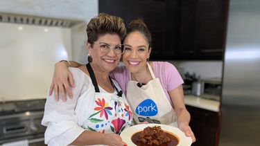 Karla Martínez y su mamá, Goretti Rubio, preparan cerdo en chile colorado para celebrar el Día de las Madres.