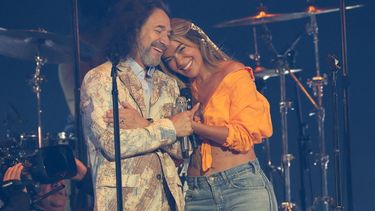 El cantautor mexicano Marco Antonio Solís y la cantautora colombiana Karol G actúan en el escenario durante la 26.ª edición de los Premios Latin Grammy en el MGM Grand Garden Arena de Las Vegas, Nevada, el 13 de noviembre de 2025.