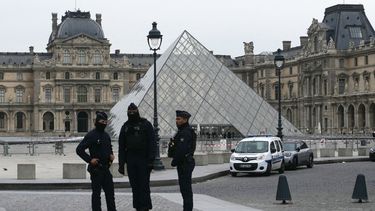 Agentes de la policía francesa se encuentran frente al Museo del Louvre tras un robo en París el 19 de octubre de 2025.  