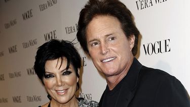 Kris y Bruce Jenner durante una cena de la revista Vogue, 2010. (AP). 