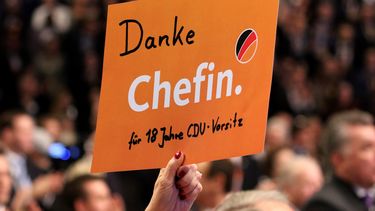 Una delegada muestra un cartel con el mensaje Gracias por 18 años de presidencia de la CDU durante el discurso de despedida que pronunció la canciller alemana, Angela Merkel, en el congreso federal del partido celebrado en Hamburgo, Alemania.