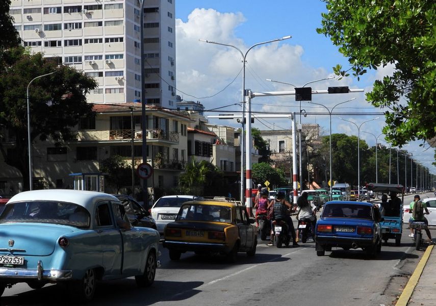 Vehículos y motocicletas circulan por una avenida con los semáforos apagados durante un apagón en La Habana el 10 de septiembre de 2025. Cuba sufrió un apagón nacional el miércoles, el quinto en la isla caribeña, con problemas económicos, en menos de un año, según anunció el Ministerio de Energía. (Foto de Adalberto ROQUE / AFP)