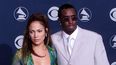 En febrero de 2000, Diddy y Jennifer López caminaron por la Alfombra Roja de los Grammy mientras la actriz lucía su icónico vestido verde de Versace.