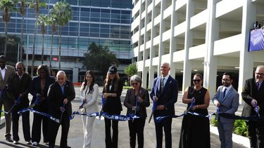 Daniella Levine Cava, alcaldesa de Miami-Dade, junto Ralph Cutie , director de MIA, y otros funcionarios locales inauguran nuevo parking en el aeropuerto de Miami.&nbsp;