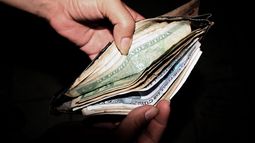 El sueldo mínimo se estableció en enero en 2.100 pesos mensuales (87 dólares) al cambio oficial de 24 pesos pero en el mercado negro el dólar se cotiza sobre 65 y los precios se han multiplicado