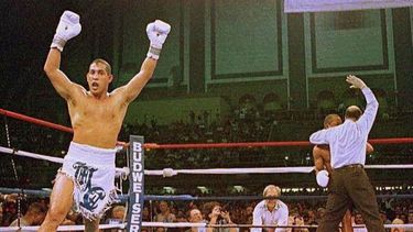 Héctor Camacho celebra luego que el árbitro Joe Cortez para la pelea contra Sugar Ray Leonard en Atlantic City, Nueva Jersey, el 1 de marzo de 1997.&nbsp;